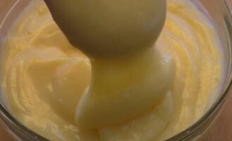 Cover the cream with cling film and leave it to cool at room temperature. After it has cooled, we begin to coat the honey cake cakes with it. Bon appetit!