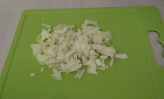 Potato casserole in the oven is very easy to prepare. Peel the onion and finely chop it.