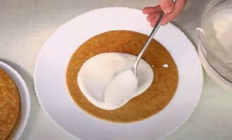 Las capas de bizcocho horneado se colocan una a una en un plato para formar el bizcocho y se untan con crema, en promedio: 3 cucharadas de crema por cada bizcocho.