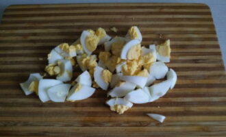 Remove the shell from boiled eggs and chop randomly.