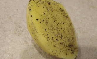 Potatoes are cut into halves and sprinkled on all sides with salt and a mixture of peppers.