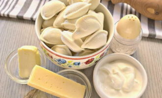 Dumplings in pots in the oven are very easy to prepare. Let's prepare the necessary ingredients according to the list. We measure out the required amount of frozen dumplings and other products.