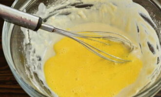 Separately, beat the egg and pour the egg mixture into the dough base - mix until smooth.