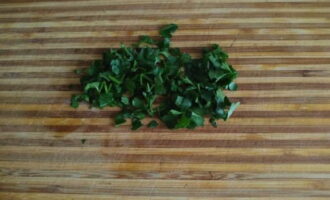 Rinse a few sprigs of parsley under water, shake off and chop.