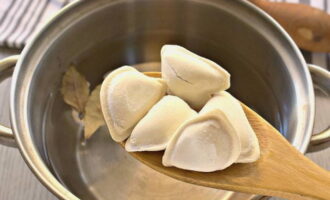 Heat water in a saucepan with salt and bay leaves. Bring the water to a boil and place the dumplings in it. Cook until almost done, about 5 minutes. It is important that they are not too boiled.