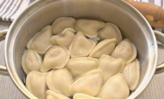 Drain the water from the boiled dumplings.