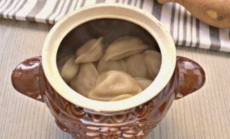 Next, place the dumplings in a clay pot that is suitable for baking in the oven.