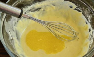 Melt a piece of butter in a water bath or in a microwave oven, cool and pour into the kefir mass.