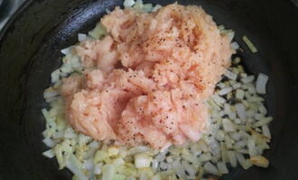 Transfer the minced meat to the translucent onion and mix thoroughly.