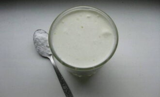 Kefir opvarmes let og blandes med en teskefuld sodavand.