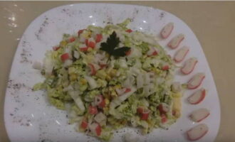 Add 4 tablespoons of any mayonnaise sauce to the salad. The salad is carefully mixed and served immediately. Bon appetit!