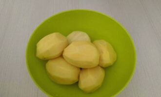 Remove the skin from six potato tubers and rinse under running water.