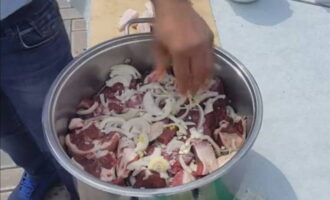 Repeat layers until all the meat is placed in the bowl. Cover the filled pan with the remaining onions, close the lid and let stand for 4 hours to soak.