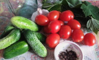 Bagaimana untuk menyediakan pelbagai jenis tomato dan timun untuk musim sejuk dalam balang 1 liter? Sayur-sayuran segera disukat untuk mengira jumlah penyediaan anda. Timun direndam terlebih dahulu selama beberapa jam dalam air sejuk. Satu set herba pedas disediakan: dill, pasli, daun currant, ceri, lobak pedas. Balang dibasuh dengan penambahan soda penaik dan tidak disterilkan.