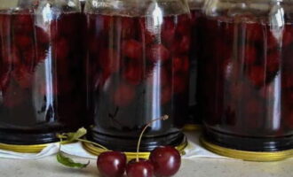 Bereiten Sie für Marmelade im Voraus sterile Gläser und Deckel vor. Gießen Sie die Fünf-Minuten-Kirschmischung vorsichtig hinein und verschließen Sie die Gläser sofort hermetisch. Anschließend auf die Deckel legen. Mit einer warmen Decke abdecken und vollständig abkühlen lassen. Die Marmelade wird an einem dunklen und kühlen Ort aufbewahrt. Viel Glück und leckere Zubereitungen!