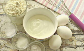 Para rapidez de ação e sua comodidade, coloque todos os produtos indicados na lista de ingredientes na superfície de trabalho. Primeiro retiramos o creme de leite e os ovos da geladeira para que fiquem em temperatura ambiente.