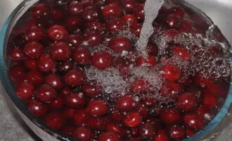 La mermelada de cerezas con hueso es muy fácil de preparar para el invierno. Clasificar un kilogramo de cerezas y quitarles los tallos. Pese inmediatamente las cerezas y el azúcar en la proporción de la receta y el volumen de pieza de trabajo que necesite.Luego enjuague bien las cerezas con agua fría.