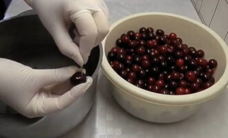 ¿Cómo hacer mermelada de cerezas deshuesadas para el invierno? Las bayas se lavan bien con agua corriente y se quitan las semillas con un alfiler u otro dispositivo.