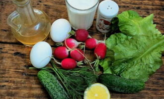 How to prepare a simple and tasty salad with radishes? First of all, prepare the ingredients for the salad according to the recipe and the number of servings you need. Vegetables are immediately washed thoroughly under running water. The eggs are boiled.