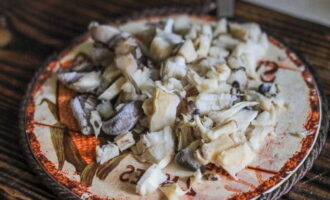 We chop the washed and dried mushrooms chaotically (if necessary, cutting off damaged areas).