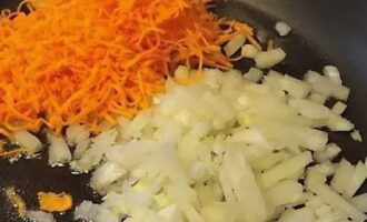 Onions and carrots are peeled and washed. The onion is cut into small cubes, and the carrots are grated. These vegetables are lightly fried in vegetable oil and sprinkled with salt.