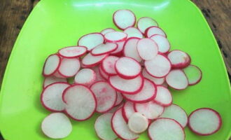 The ends of the radishes are removed and the roots are cut into thin circles.