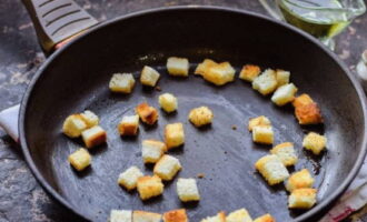 Skær det hvide brød i stykker i samme størrelse som kødkomponenten - steg på en tør stegepande, til det er let brunet, krydr eventuelt med krydderier og aromatiske krydderurter.