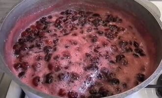 Kapag hinahalo gamit ang isang kahoy na kutsara, ang jam ay dinadala hanggang ang asukal ay ganap na matunaw at kumulo. Ang foam ay hindi natanggal. Ang jam ay niluto ng 5 minuto, pagkatapos ay patayin ang init. Ang jam ay naiwan upang mag-infuse sa loob ng 5 oras. Ang pagluluto ng jam ay ginagawa ng tatlong beses sa loob ng limang minuto na may limang oras na pahinga. Sa huling pagluluto, ang foam ay tinanggal.