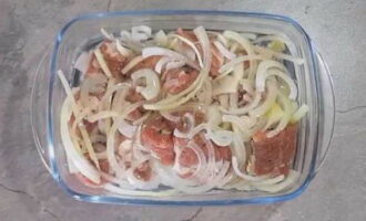 Onion slices in a separate bowl are kneaded a little with your hand so that the onion releases its juice. Then the onion is transferred to the kebab and mixed well again. 70% vinegar is dissolved in 100 ml of warm water and the kebab is poured with this solution. The dish with beef is covered with a lid for at least 1.5–2 hours, or better yet overnight, and placed in a cold place to marinate well.