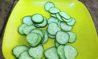 Small cucumbers are cut into the same circles as radishes.