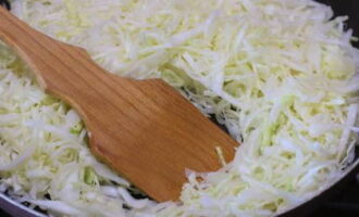 Salt is poured into the cabbage, vinegar is poured in and over high heat the cabbage is simply warmed up for 2 minutes with constant stirring. It should not be fried or stewed, but only give its juice and remain crispy.When the cabbage softens a little and decreases in volume, turn off the heat immediately.