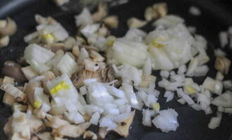 Heat a little sunflower oil in a frying pan and fry the oyster mushrooms with onion cubes until lightly browned.