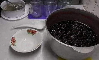 Los frascos se esterilizan previamente por el método seco y se hierven las tapas. La mermelada de cerezas deshuesada caliente se vierte en frascos, se cierra herméticamente y, después de enfriar, se transfiere a un lugar permanente para almacenar conservas caseras. ¡Buena suerte y deliciosas preparaciones!