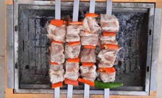 After the marinating time has passed, pieces of kebab are placed on skewers, supplemented with vegetables and the kebab is fried on the grill until cooked. Bon appetit!