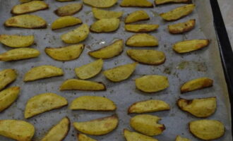 Preheat the oven to 190°C. Bake the country-style potatoes for 50 minutes until golden brown and crisp.