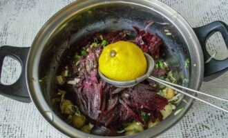 Corte a beterraba cozida em tiras bem finas e coloque-as em uma tigela. Polvilhe tudo com sal e pimenta-do-reino a seu gosto e acrescente o suco de meio limão.