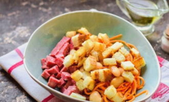 Para evitar que os biscoitos fiquem empapados, adicione-os por último. Tempere a salada com azeite (de preferência inodoro), sal e pimenta.