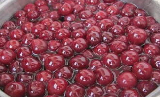 Pakuluan ang mga cherry sa loob ng 15 minuto mula sa simula ng pigsa, patayin ang apoy at iwanan ang mga berry na matarik sa loob ng 6-8 na oras. Pagkatapos ay ulitin ang proseso ng pagluluto para sa 15 minuto dalawang beses na may pahinga ng 6 na oras. Ang mga berry ay mahusay na ibabad sa syrup at mananatiling buo at nababanat.