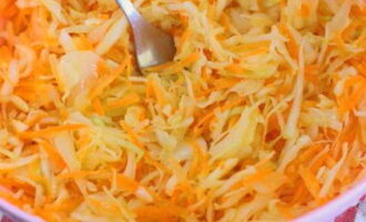 Then the salad is seasoned with vegetable oil and mixed well again so that the sugar dissolves in the juice.