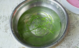 Para uma bela apresentação, corte as penas da cebola verde em tiras longas e finas e coloque-as em água gelada para que a cebola se enrole em rodelas.