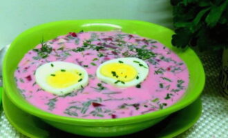 Shaltiborstai, o borscht lituano freddo, preparato secondo la ricetta classica, viene versato nei piatti e servito a pranzo. Puoi aggiungere mezzo uovo a ogni piatto. Buon appetito!