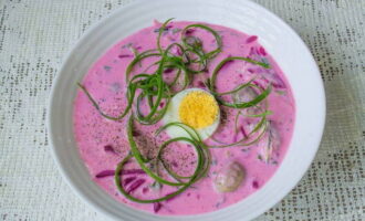 Prove na geladeira, ajuste se necessário e despeje em pratos. Coloque meio ovo cozido com rodelas de cebola em cada prato. A geladeira à base de kefir pode ser servida. Bom apetite!