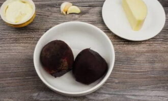 How to make a simple and tasty beet salad? The vegetable is washed well and boiled until tender and for 1 hour.Then the root vegetables are cooled and peeled. All ingredients are prepared according to the recipe and the number of servings you need.