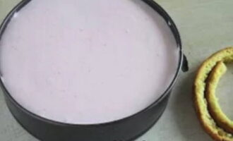 Luego aplica el resto de la crema sobre el bizcocho superior. Si la nata se ha congelado, puedes calentarla un poco para que quede uniforme.