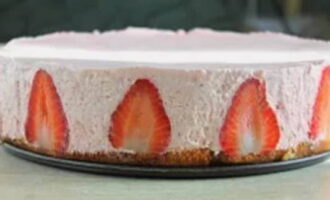 Dejar el bizcocho durante 2 horas para que se endurezca la nata. Retirar del molde la tarta de fresas preparada.