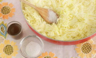 Sprinkle the cabbage sticks with salt and pour vinegar. Then mix well.