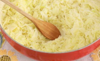 Heat a dry frying pan over high heat, transfer the cabbage into it and, while constantly stirring with a spatula, heat for 2 minutes, no more. Then immediately transfer to a salad bowl.