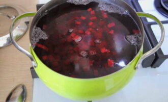 Place the sliced ​​beets into a pan with this hot water and cook over low heat for several minutes.