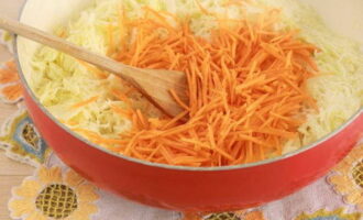 Peel the carrots, rinse and cut into thin strips or chop on a coarse grater. Transfer the carrot slices to the cabbage.