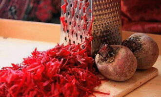 Peleu les remolatxes al forn, piqueu-les amb un ratllador gruixut, transferiu-les a una paella borscht i barregeu-les amb el suc de llimona.